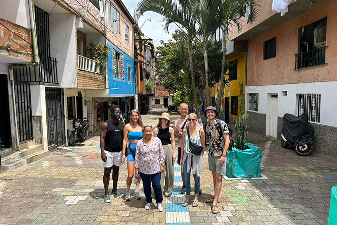 Comuna 4 Walking Tour Medellin - Cigarreria La Plaquita: Football Graffiti and Street Identity