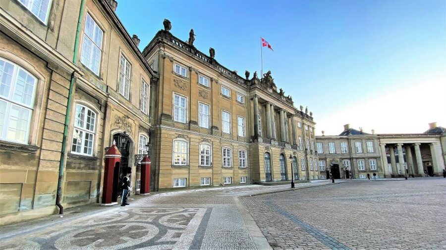 Copenhagen: Guided Walking Tour in French - The Playhouse, Amalienborg, Gefion Fountain, and Kastellet