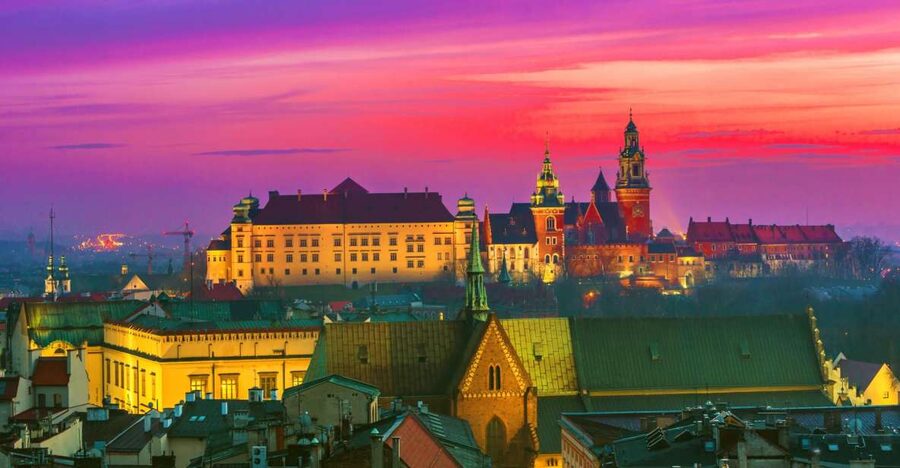 Creepy Krakow: 2-Hour City Walking Tour - St. Mary’s Basilica, Cloth Hall, and the Town Hall Tower in Night Light