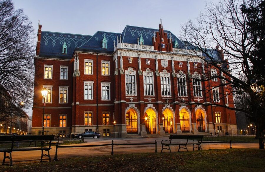 Creepy Krakow: 2-Hour City Walking Tour - Where the Tour Starts and Ends: Hotel Polski to Wawel