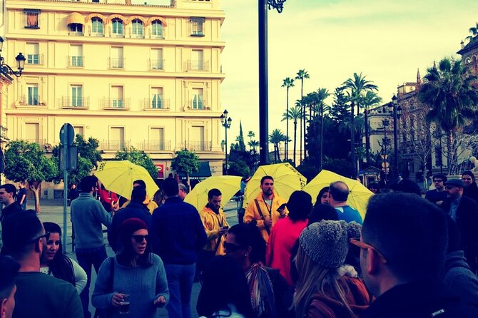 Cultural Walking Tour of Seville Monumental - Getting Oriented: Plaza Nueva and the Group Split