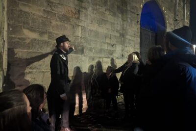 Dark History Walking Tour in Warwick - Meeting point on High Street and how the 90 minutes flow