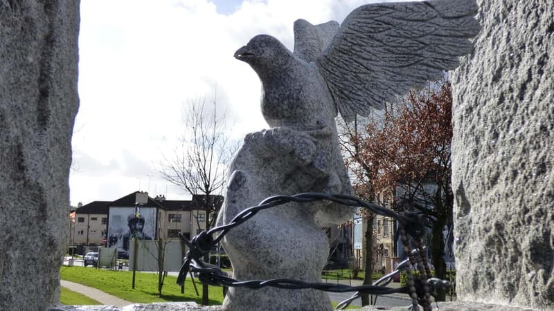 Derry: Bloody Sunday and Bogside Murals Walking Tour - Guides Who Set the Tone: Humor, Memory, and Respect