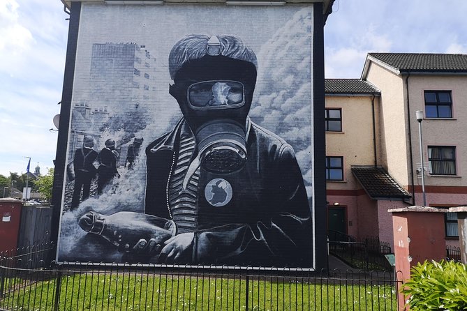 Derry City: The troubles Bogside walking tour - Stop 1: Free Derry Corner, murals, and the Bloody Sunday monuments