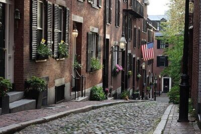 Downtown Freedom Trail, Beacon Hill & Back Bay Walking Tour - Beacon Hill and its iconic street cues: Federal-style and character