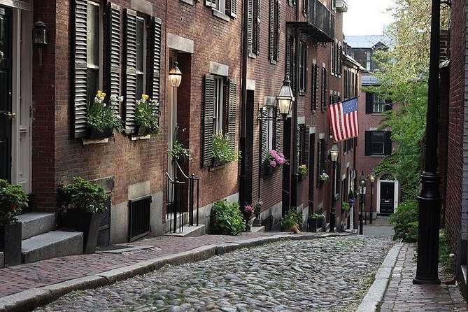 Downtown Freedom Trail, Beacon Hill & Back Bay Walking Tour - Beacon Hill and its iconic street cues: Federal-style and character