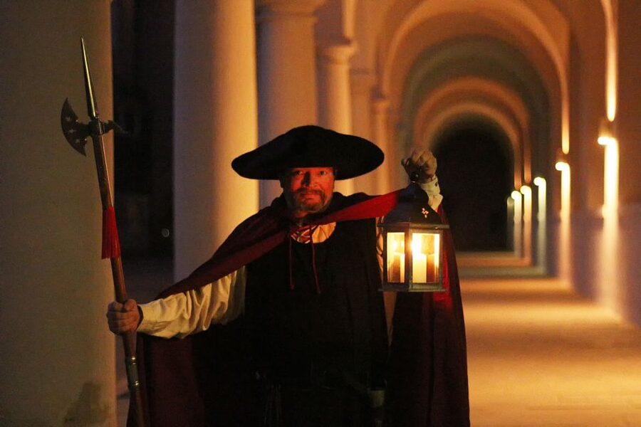 Dresden: Walking Tour with a Night Watchman including a Meal - Timing, weather, and how to dress for a 90-minute evening