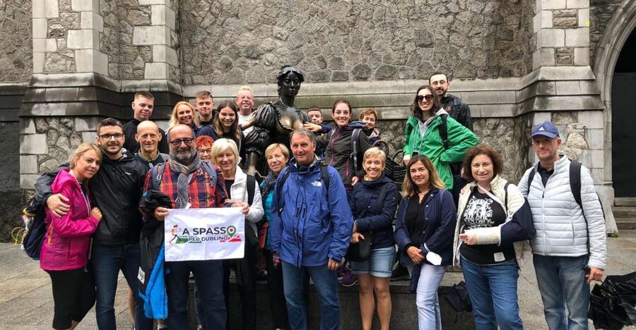 Dublin Highlights: 2.45-Hour Walking Tour in Italian - Temple Bar: where the tour turns into real-world Dublin advice