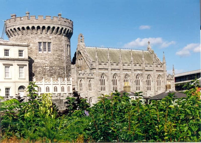 Dublin: Sightseeing Walking Tour in German - Dublin Castle grounds & gardens: the big opening act