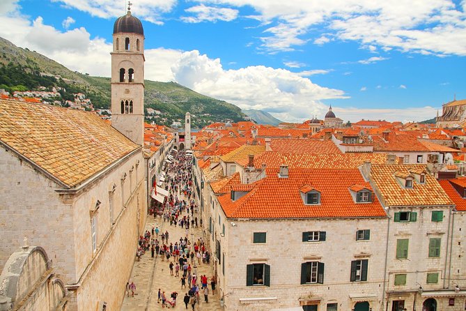Dubrovnik Discovery Old Town Walking Tour - Meeting Dubrovnik Walks by the orange umbrella (and actually starting on time)