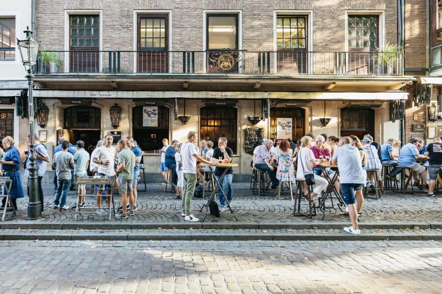 Düsseldorf: Altbier-Safari Beer Walking Tour - Brauerei Kürzer: the never-empty barrel and the brewing process