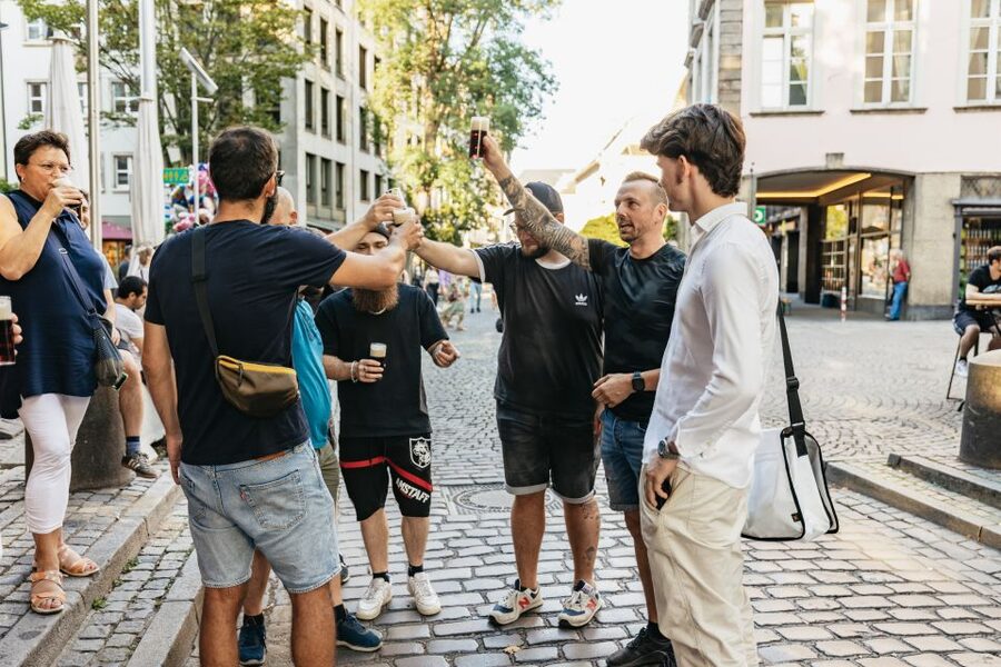 Düsseldorf: Altbier-Safari Beer Walking Tour - Im Füchschen on Ratinger Straße: beer culture you can feel