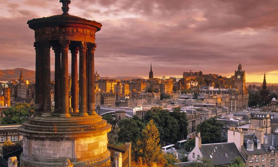 Edinburgh: 3-Hour Historical Walking Tour in Italian - Getting Oriented: City Chambers to Mercat Cross on the Royal Mile