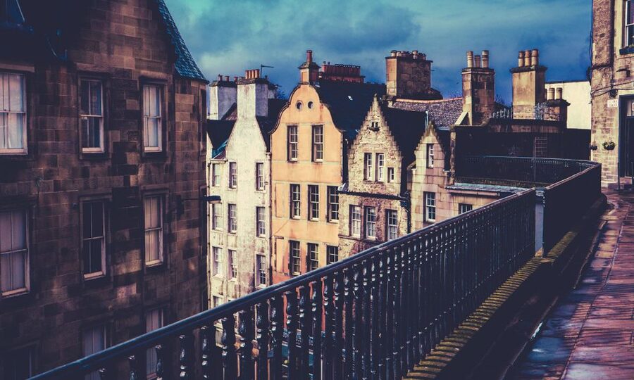 Edinburgh: 3-Hour Historical Walking Tour in Italian - Edinburgh Castle, the Mound, and the Stone of Destiny