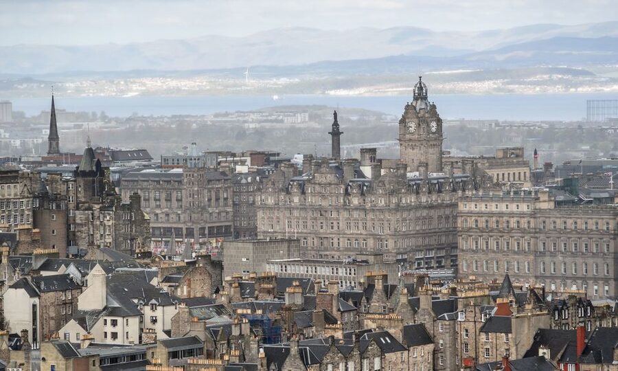 Edinburgh: 3-Hour Historical Walking Tour in Italian - The National Museum of Scotland and the Meadows for a Breather