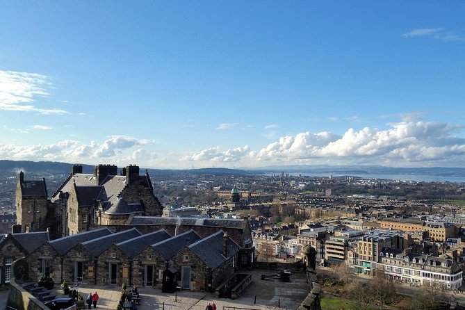 Edinburgh Castle Guided Walking Tour in English - Royal Mile Walk to the Castle: what the 90 minutes really feel like