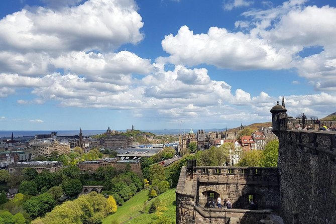 Edinburgh Castle Guided Walking Tour in English - What Your Guide Covers: dungeons, Crown Jewels, and the big characters