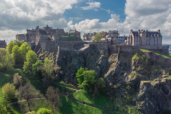 Edinburgh Castle: Guided Walking Tour with Entry Ticket - Edinburgh Castle in 90 minutes: why this format works