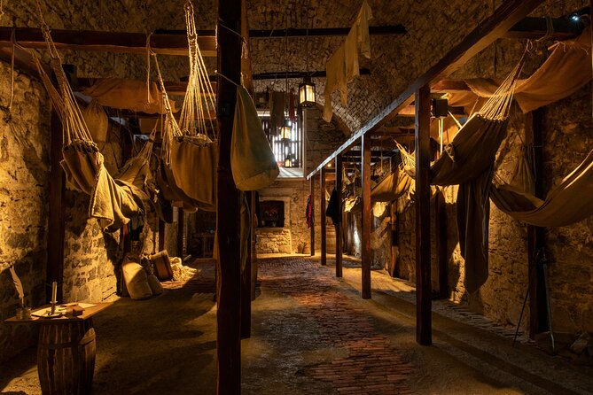 Edinburgh Castle: Guided Walking Tour with Entry Ticket - Great Hall and Royal Palace context before you go inside