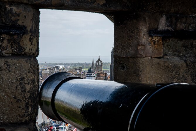 Edinburgh Castle: Guided Walking Tour with Entry Ticket - Views over UNESCO Edinburgh Old Town: where to look and why