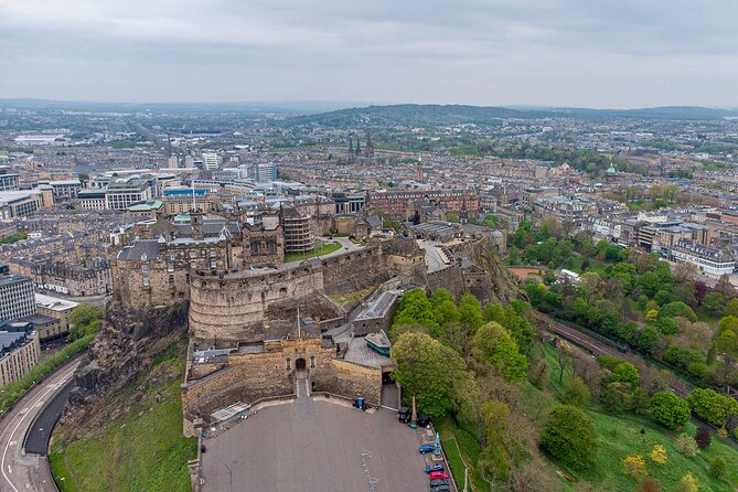 Edinburgh Castle: Guided Walking Tour with Entry Ticket - Finding your way: the Advocates Close meeting point