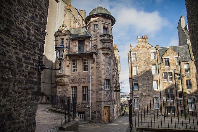 Edinburgh Castle & Royal Mile Walking Tour - Ticket Included - Victoria Street and the Grassmarket: pretty facades, heavy history
