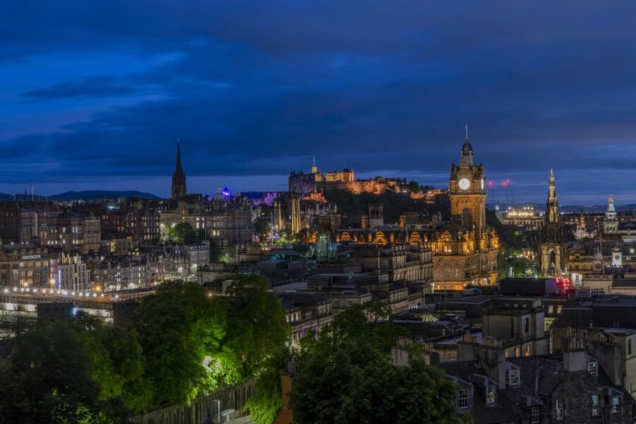 Edinburgh: Dark Secrets of the Old Town Ghost Walking Tour - Walking the Old Town After Dark Without Getting Lost