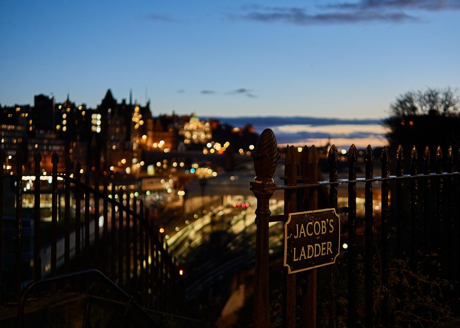 Edinburgh: Dark Secrets of the Old Town Ghost Walking Tour - How the Guide Actually Makes It Work