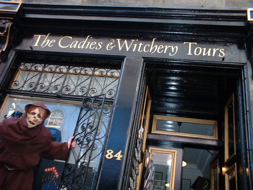 Edinburgh Ghosts & Gore Walking Tour - The show factor: Jumper-ooters, laughter, and interactive moments