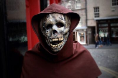 Edinburgh Ghosts & Gore Walking Tour - The stories: witchcraft, plague, punishments, and invasions (with jokes included)