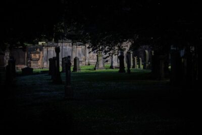 Edinburgh: Guided Ghost Walking Tour - Walking the Royal Mile with a costumed guide (and staying focused)