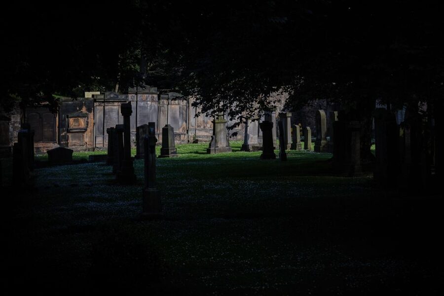 Edinburgh: Guided Ghost Walking Tour - Walking the Royal Mile with a costumed guide (and staying focused)