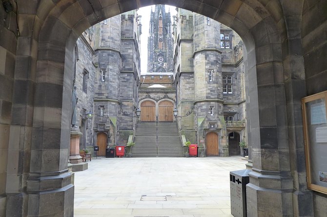 Edinburgh: History Lovers Old Town Walking Tour - Edinburgh’s Old Town Quarter: The Main Stretch of Stories