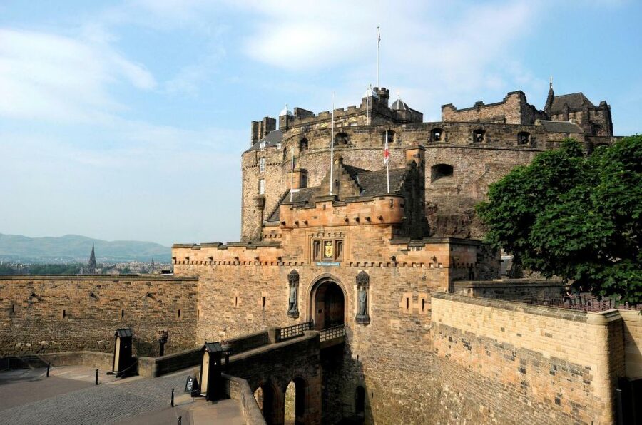 Edinburgh: Immersive Old Town Historical Walking Tour - Edinburgh Old Town (30 minutes): wynds, closes, and real atmosphere