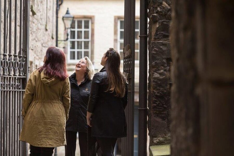 Edinburgh: Multi-Sensory Old Town Historical Walking Tour - The Old Town lanes (30 minutes): wynds, closes, and courtyards