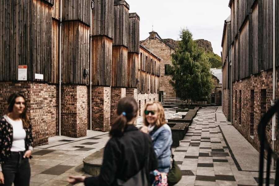 Edinburgh: Pubs and History Guided Walking Tour with Beer - The Royal Mile route: how beer shaped Edinburgh’s architecture
