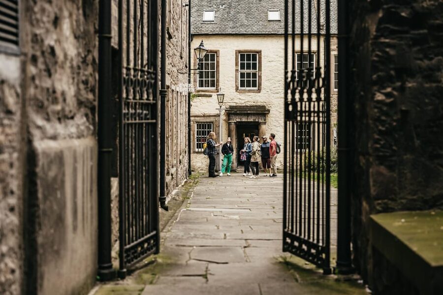 Edinburgh: Pubs and History Guided Walking Tour with Beer - Canongate: the longer break with beer, food, and whiskey tasting