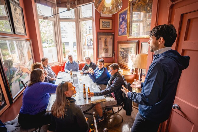 Edinburgh: Pubs & History Walking Tour with Beer Tasting - Old Town at walking pace: what makes this tour work