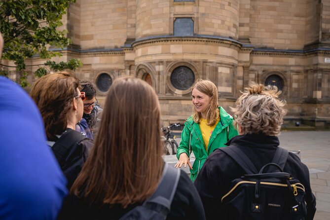 Edinburgh: Pubs & History Walking Tour with Beer Tasting - St Giles’ St start: setting expectations for a 2-hour evening