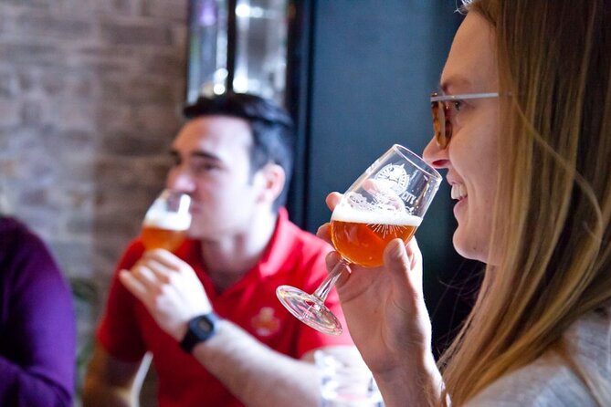 Edinburgh: Pubs & History Walking Tour with Beer Tasting - Stop 1: Old Town orientation and the street-level Edinburgh feeling