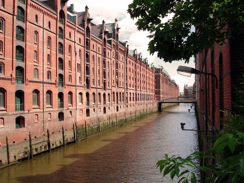 English Hamburg City Center Pay-What-You-Want Walking Tour - Where the Tour Starts: Town Hall and Bright Yellow Umbrellas
