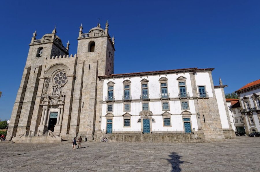 Essential Porto Walking Tour - First Steps at Praça Gomes Teixeira (Lions Fountain)