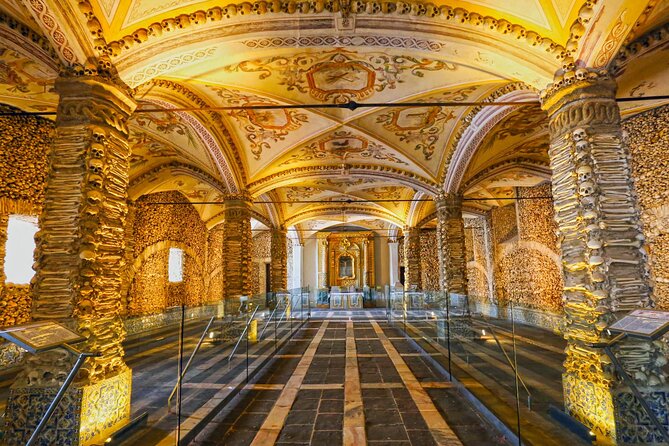 Évora: Private walking tour with tickets to main monuments - Praça do Giraldo: Évora’s Square Where History Started Circling