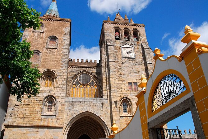 Évora: Private walking tour with tickets to main monuments - Chapel of Bones: the stop that turns curiosity into a story