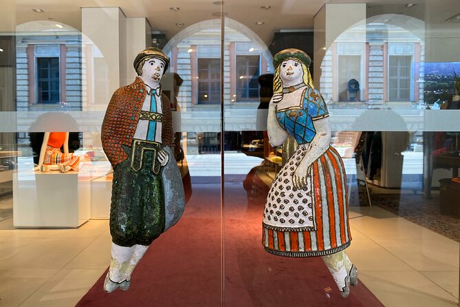 Fall in Love with Munich in a Private Old Town Walking Tour - Dallmayr and Schäfflerstraße: gourmet tradition and the pest-containment dance
