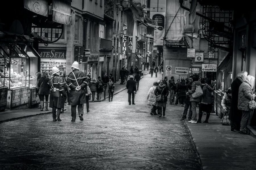 Florence: 2.5 hour Audio Guided Walking Tour led by Host - Palazzo Strozzi and Via dè Tornabuoni: Elegance and the Wealth of Scale