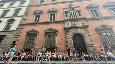 Florence: Dark Mysteries and Legends Guided Walking Tour - Finding your green-umbrella guide in Piazza San Marco