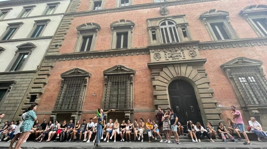 Florence: Dark Mysteries and Legends Guided Walking Tour - Finding your green-umbrella guide in Piazza San Marco