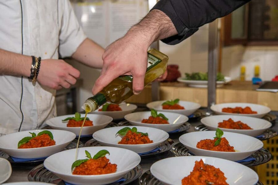 Florence: Guided Food Walking Tour with Tuscan Classics - Why the Guide Makes This Tour Work: Real Stories, Real Eating Advice
