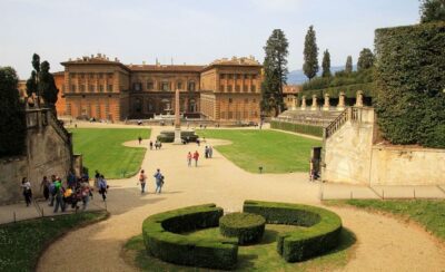 Florence: Pitti Palace and Boboli Gardens Walking Tour - Meeting at the palace entrance and starting with momentum